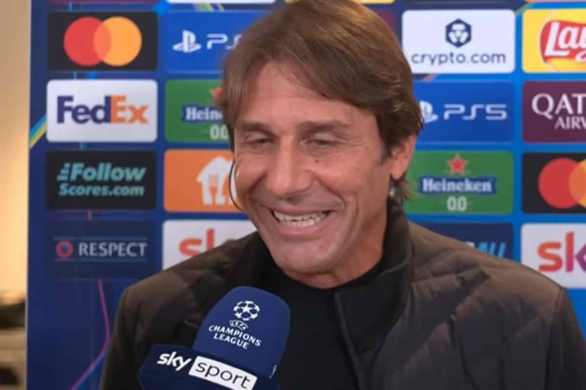 Antonio Conte sorride