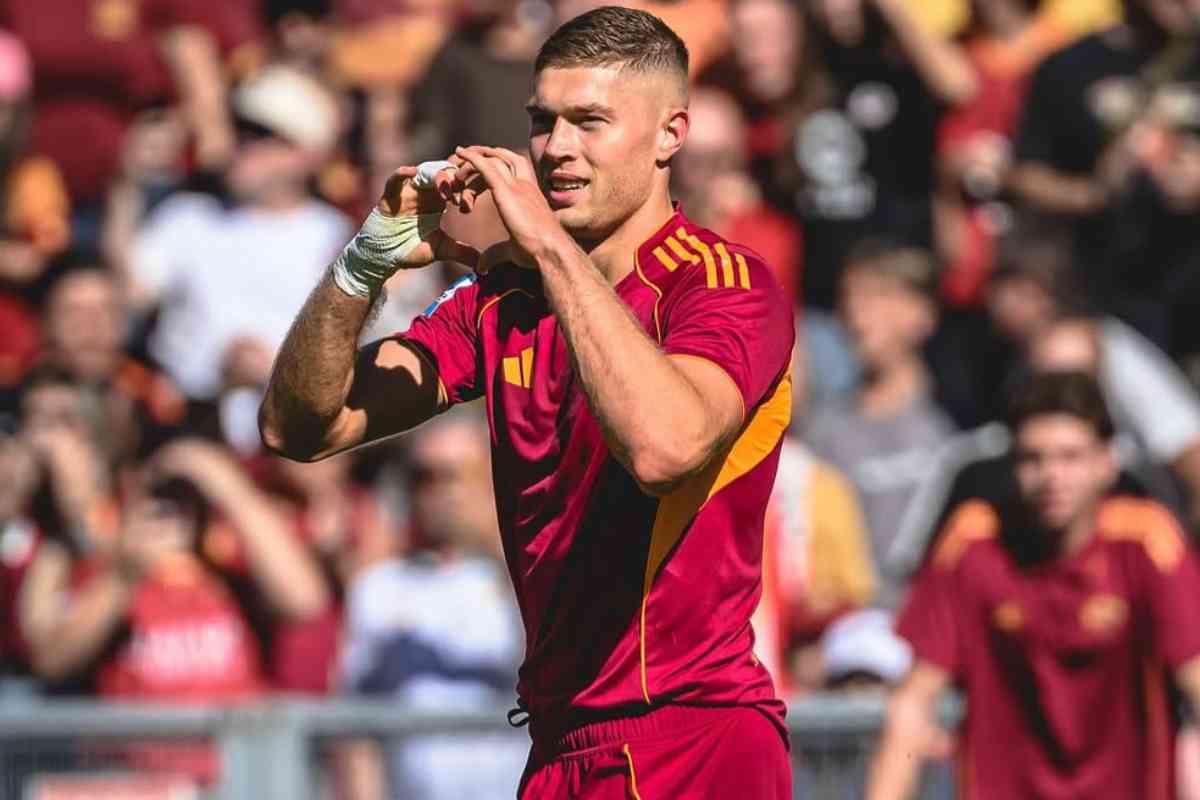 Artem Dovbyk in campo con la Roma