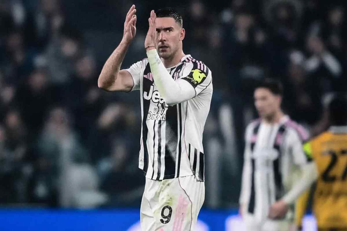 Dusan Vlahovic applaude in campo