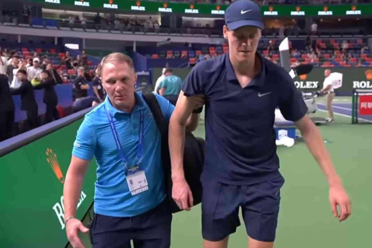 Jannik Sinner esce dal campo zoppicando