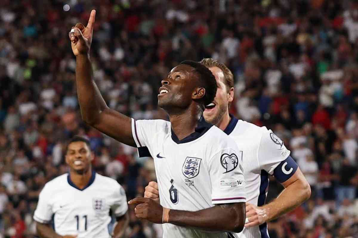 Marc Guehi esulta dopo un gol con l'Inghilterra 