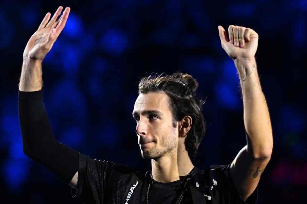 Lorenzo Musetti saluta il pubblico