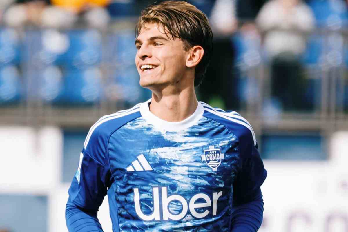 Nico Paz sorride in campo