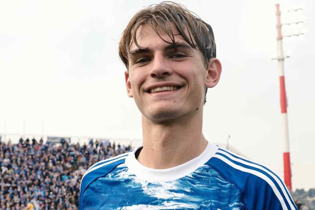 Nico Paz sorride in campo