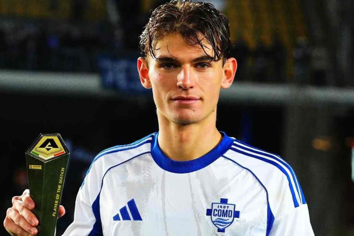 Nico Paz con il trofeo del migliore in campo