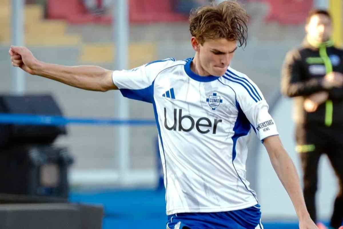 Nico Paz in campo con il Como