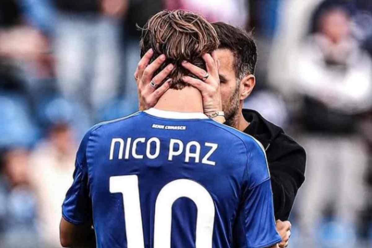 Fabregas mette le mani attorno alla testa di Nico Paz