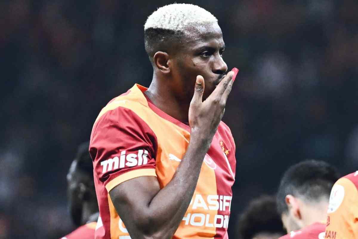 Victor Osimhen manda un bacio durante una partita