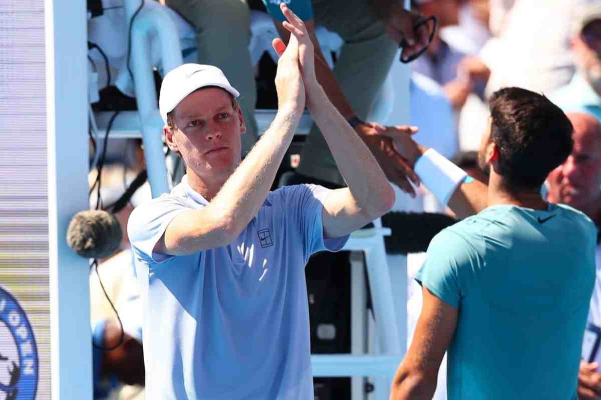 Jannik Sinner applaude il pubblico