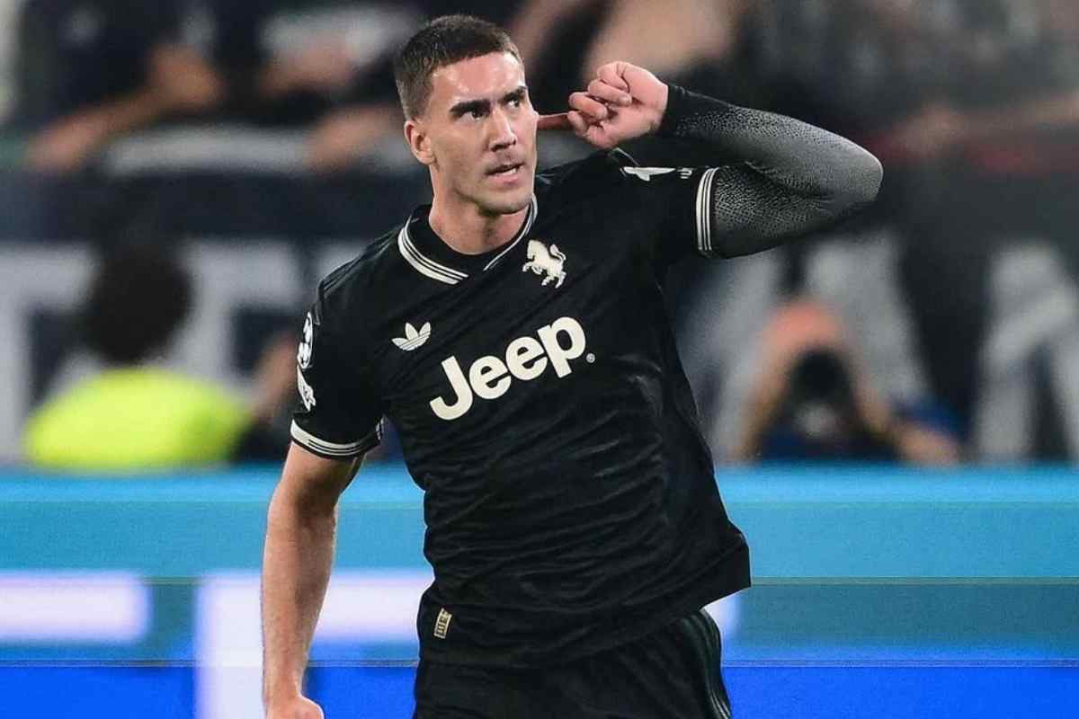 Dusan Vlahovic si porta il dito all'orecchio