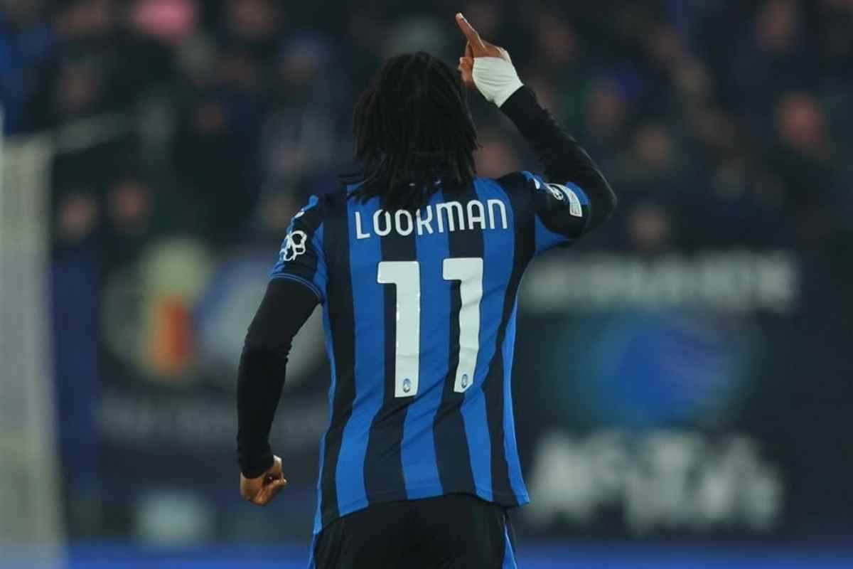 Ademola Lookman di spalle rivolge il dito verso il cielo