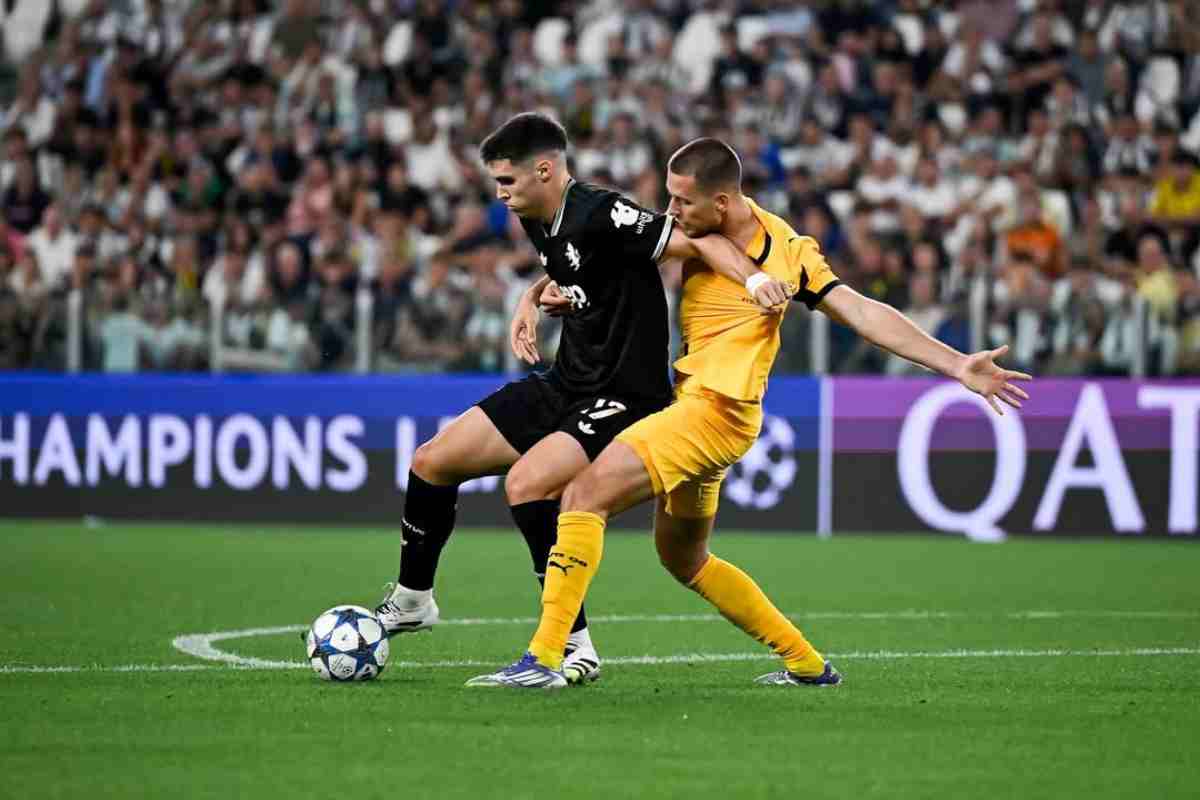 Vasilije Adzic in campo contro il Borussia Dortmund