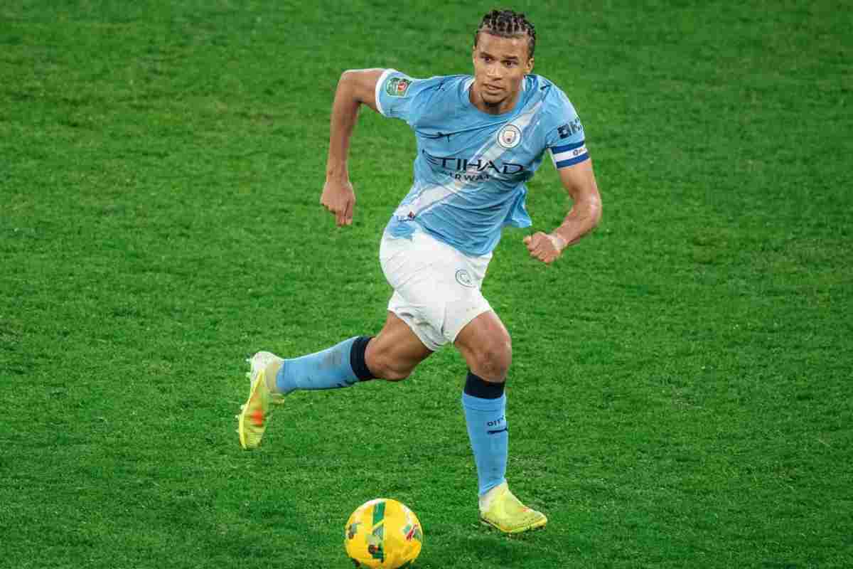 Nathan Ake in campo con il Manchester City