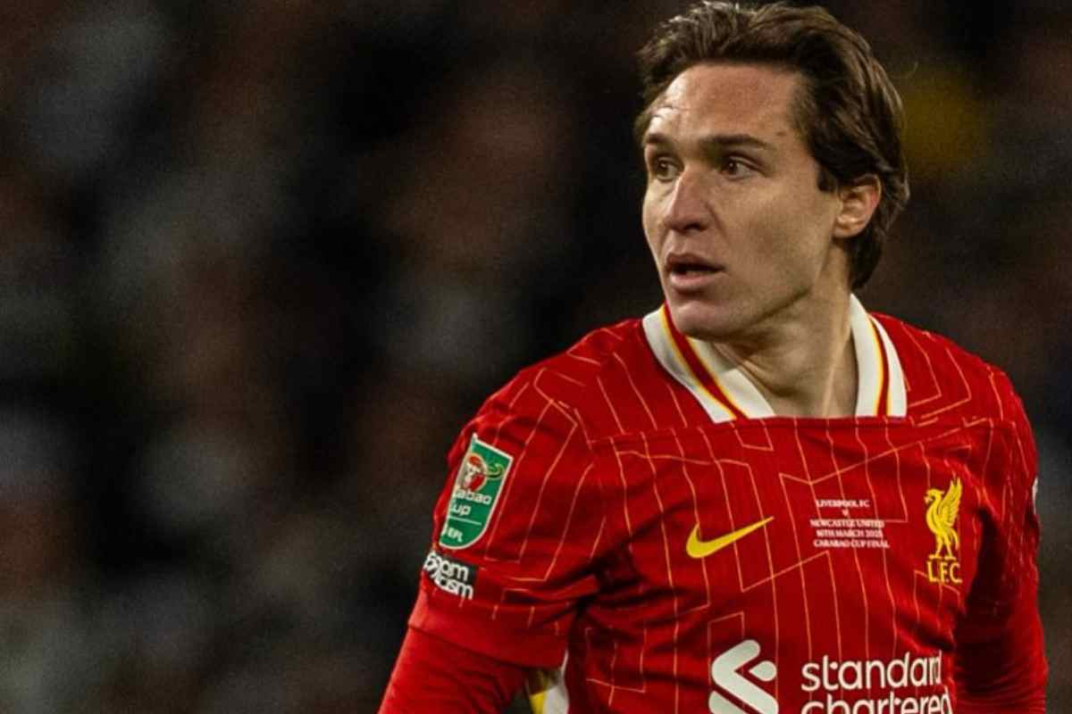Federico Chiesa in campo con il Liverpool
