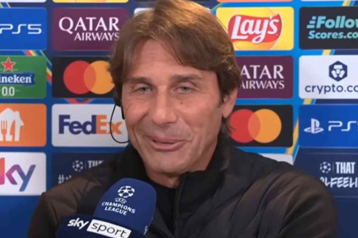 Antonio Conte sorride