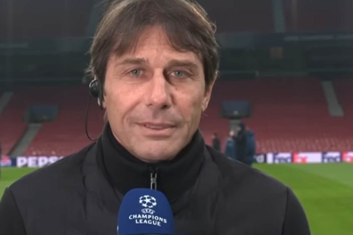 Antonio Conte abbozza un sorriso durante un'intervista