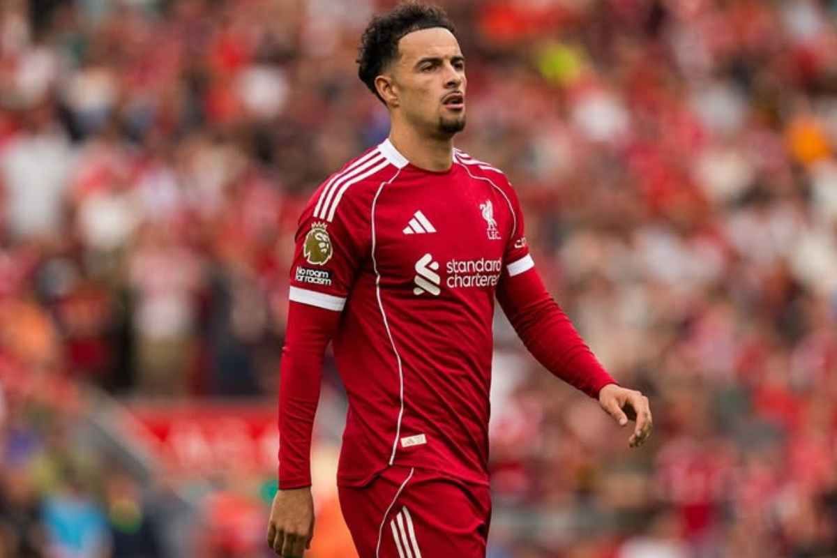 Curtis Jones in campo con il Liverpool