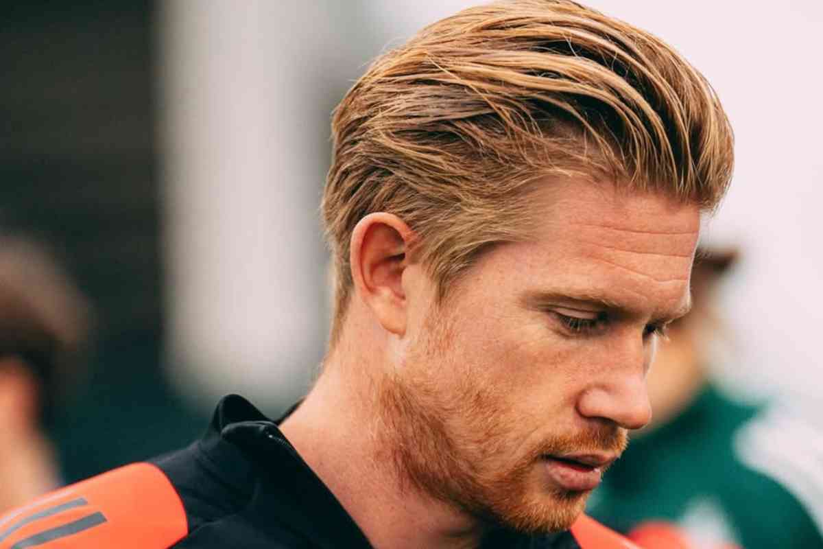 Kevin De Bruyne con lo sguardo rivolto in basso