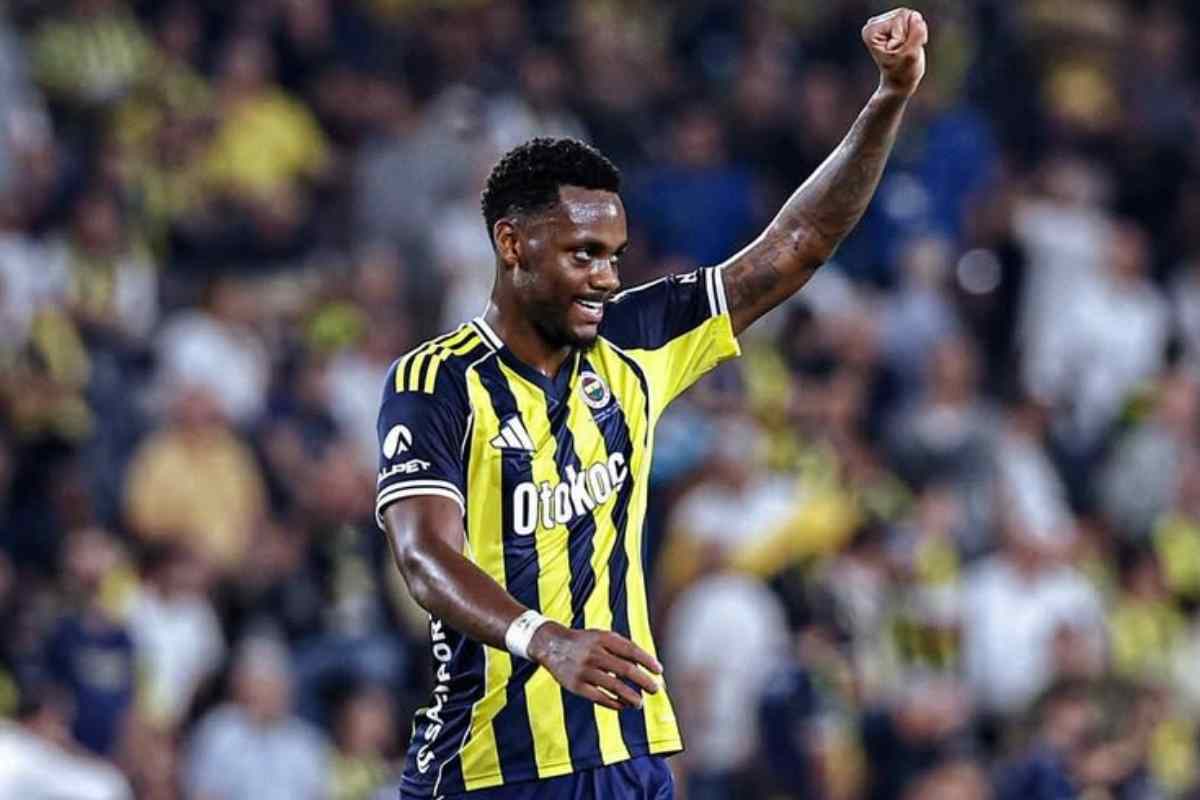 Jhon Duran esulta con il pugno alzato