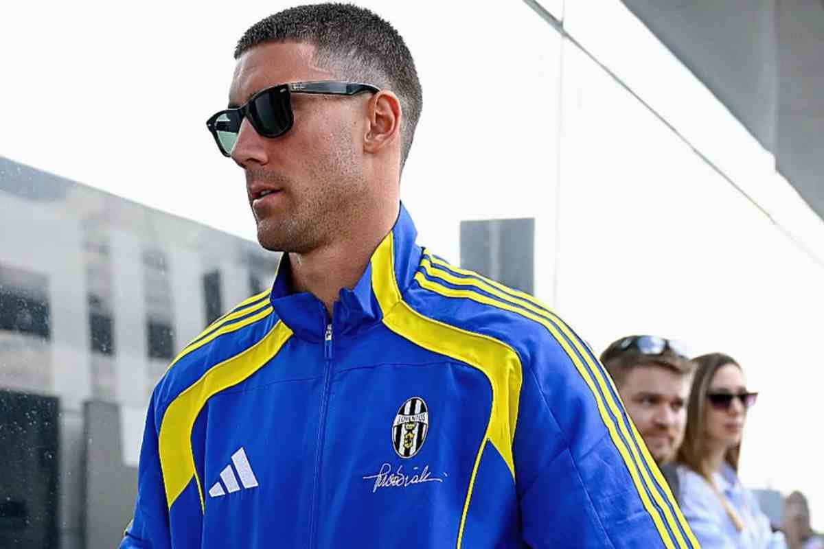 Dusan Vlahovic con gli occhiali da sole e la tuta della Juve 