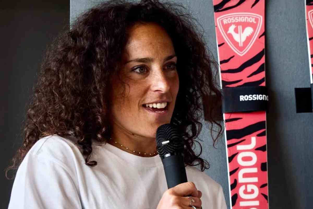 Federica Brignone sorridente al microfono