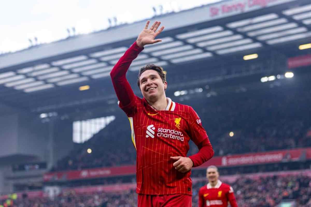 Federico Chiesa saluta il pubblico di Anfield