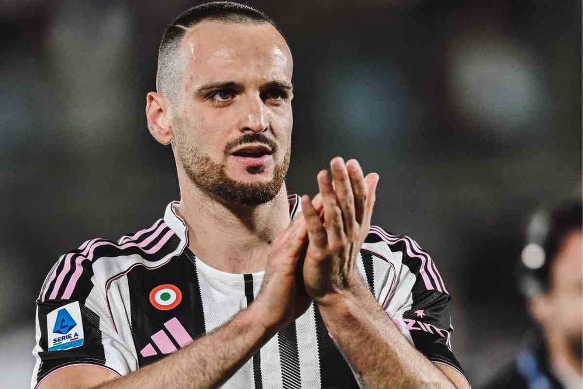 Federico Gatti applaude in campo