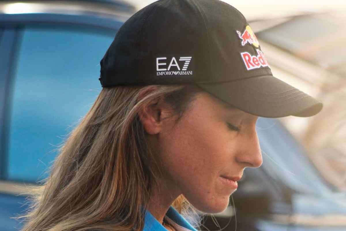 Sofia Goggia con gli occhi chiusi e la testa bassa