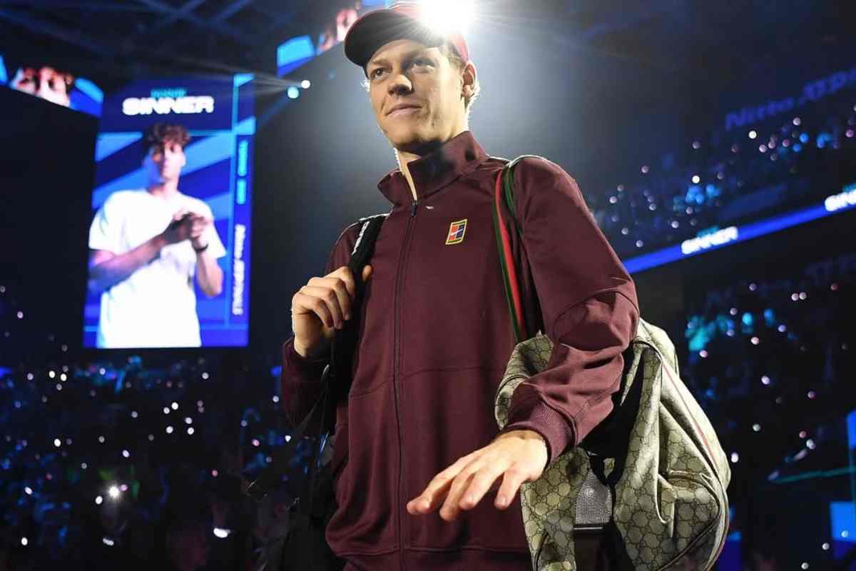 Jannik Sinner entra in campo