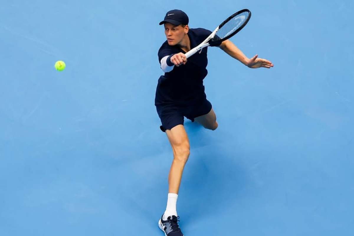 Jannik Sinner si appresta a colpire la pallina di rovescio