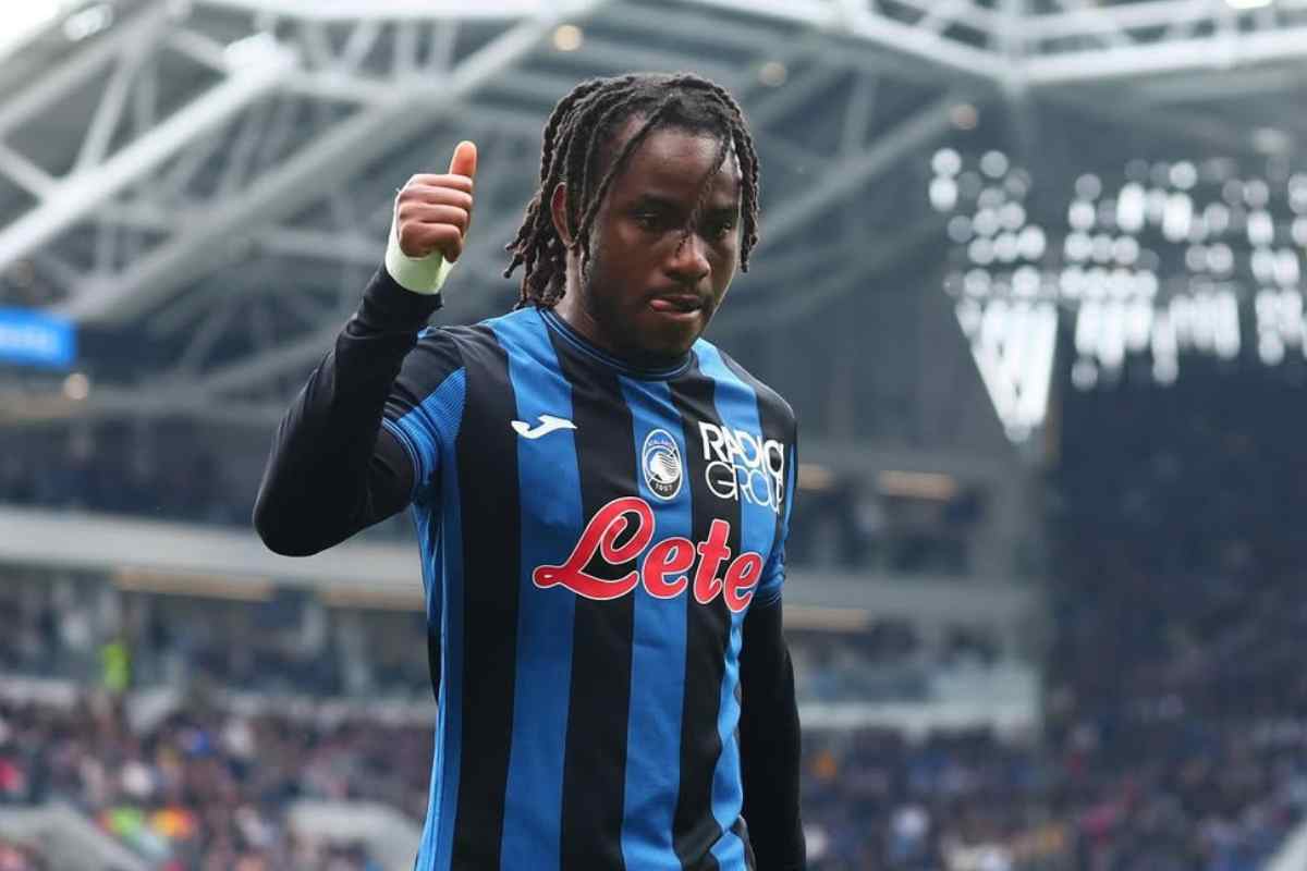 Ademola Lookman alza il pollice durante un match con l'Atalanta