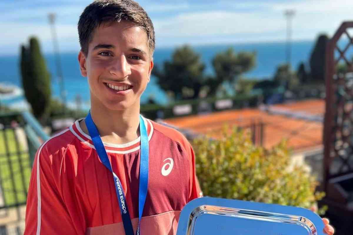 Lucas Herrera Sanchez sorride con un premio in mano