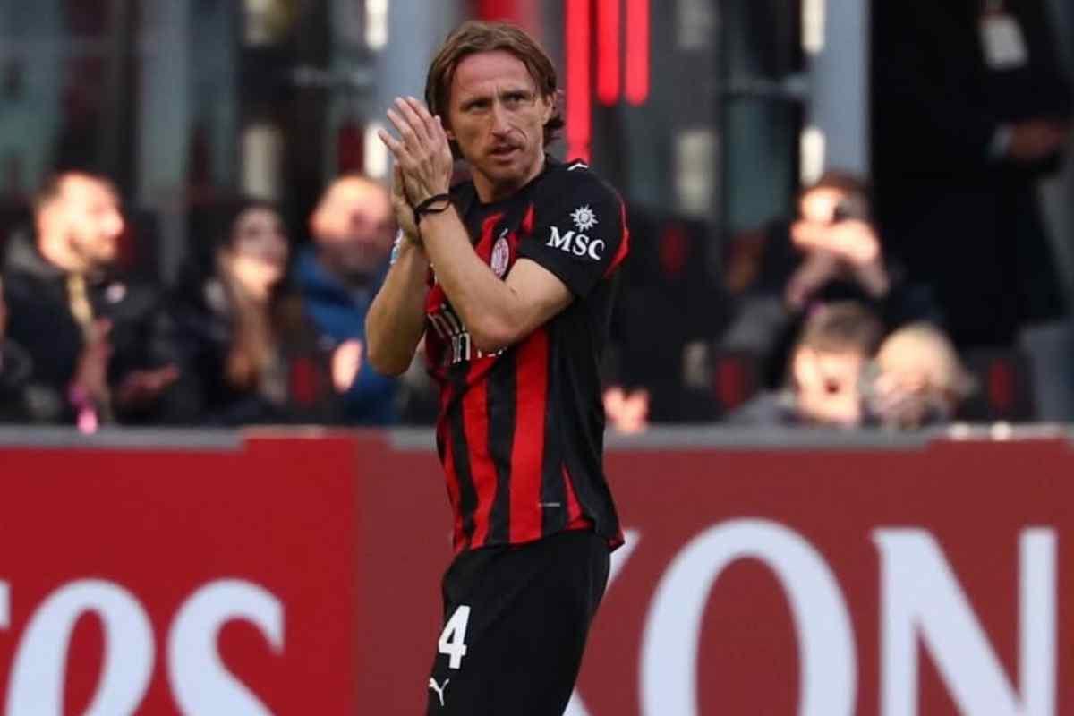 Luka Modric applaude in campo