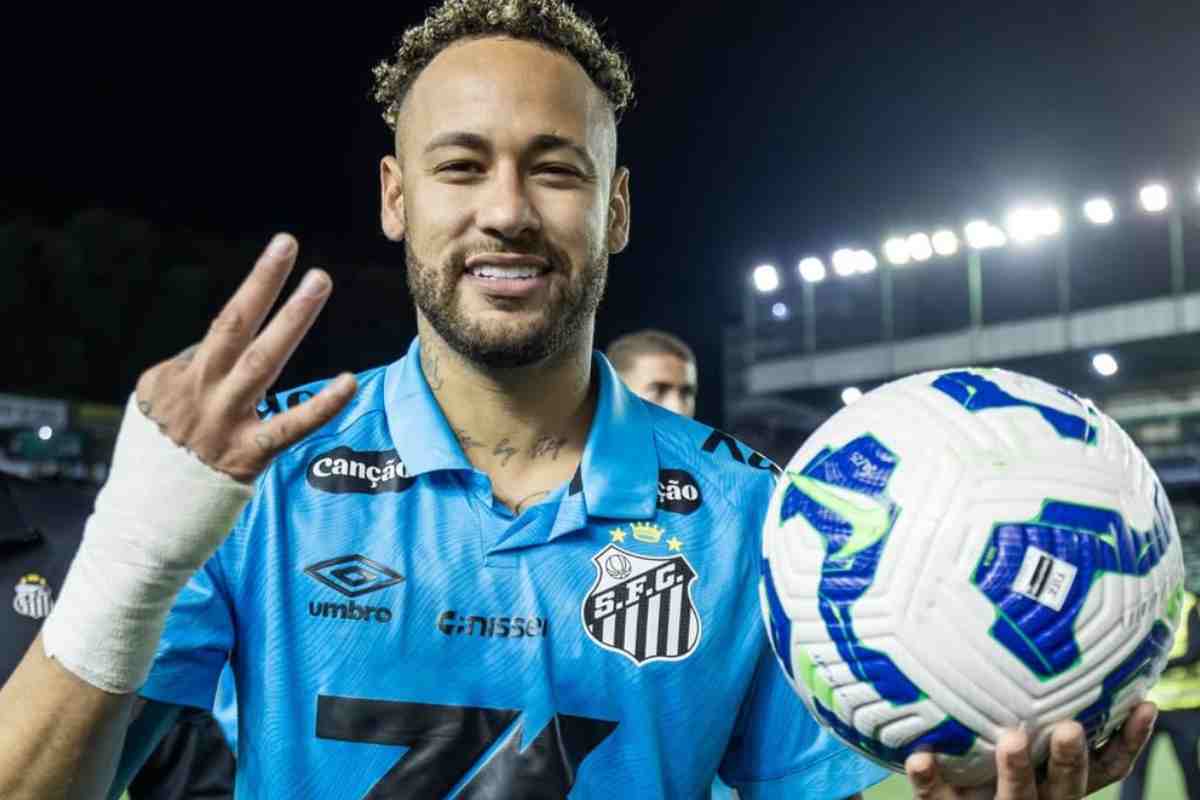 Neymar sorride con il pallone in mano