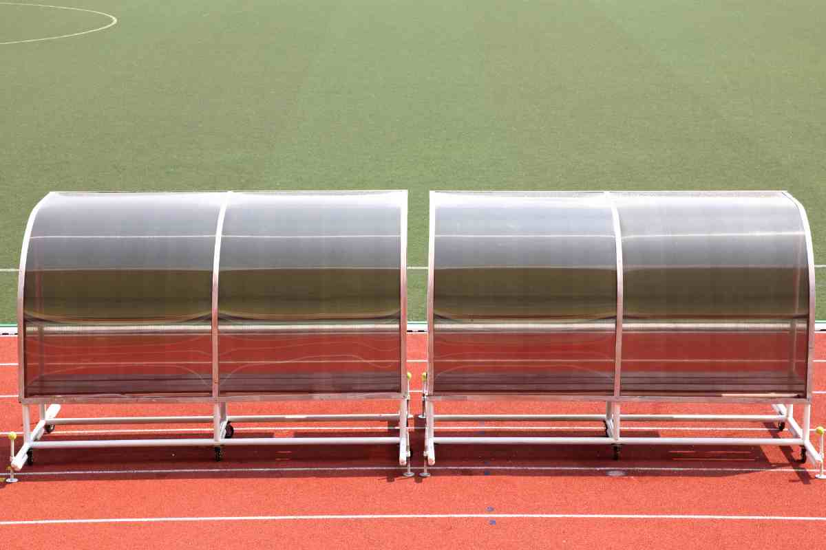 Panchina vuota a bordo campo