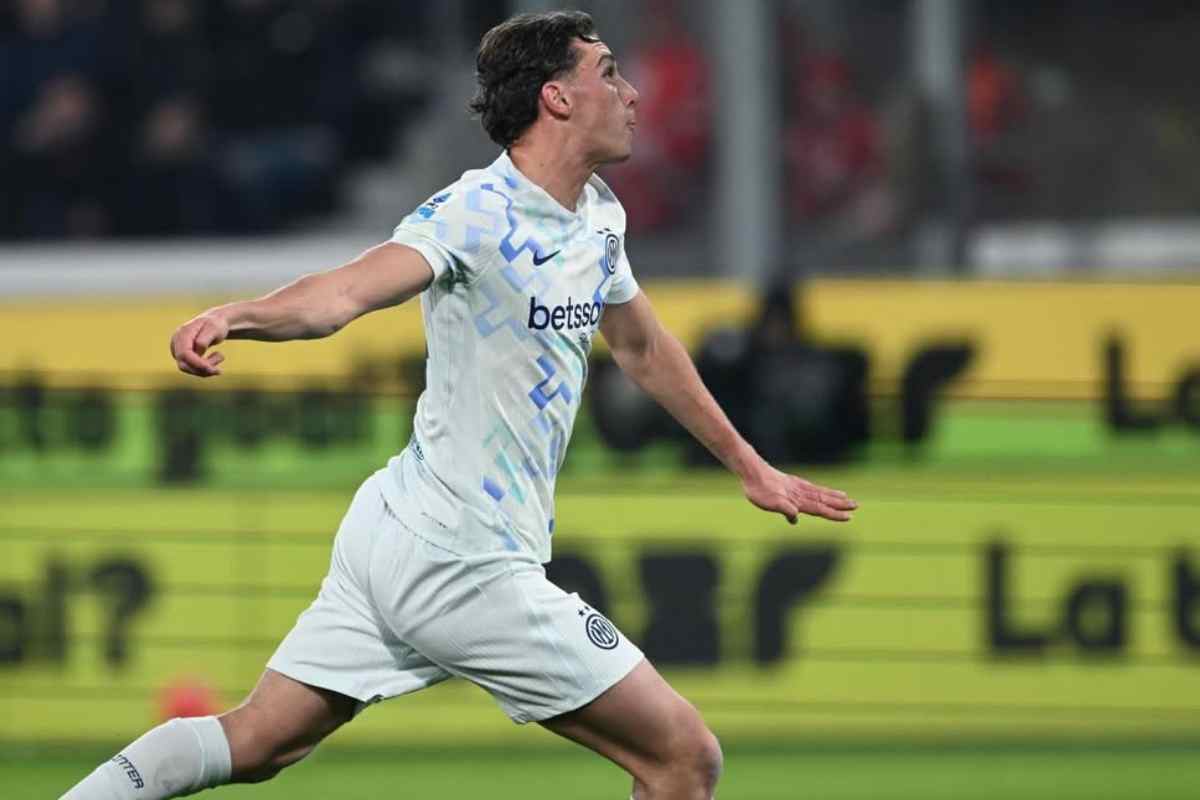 Pio Esposito si appresta a calciare il pallone