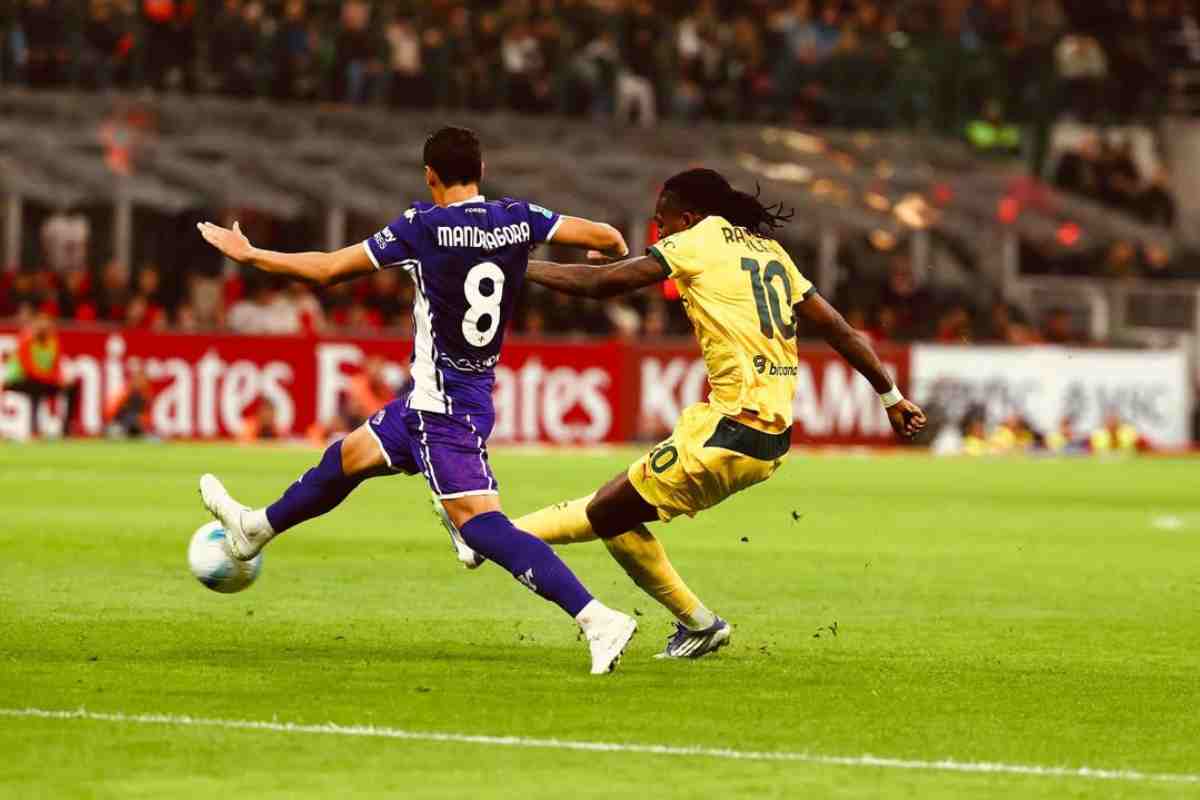 Rafael Leao calcia il pallone ostacolato da Mandragora della Fiorentina 