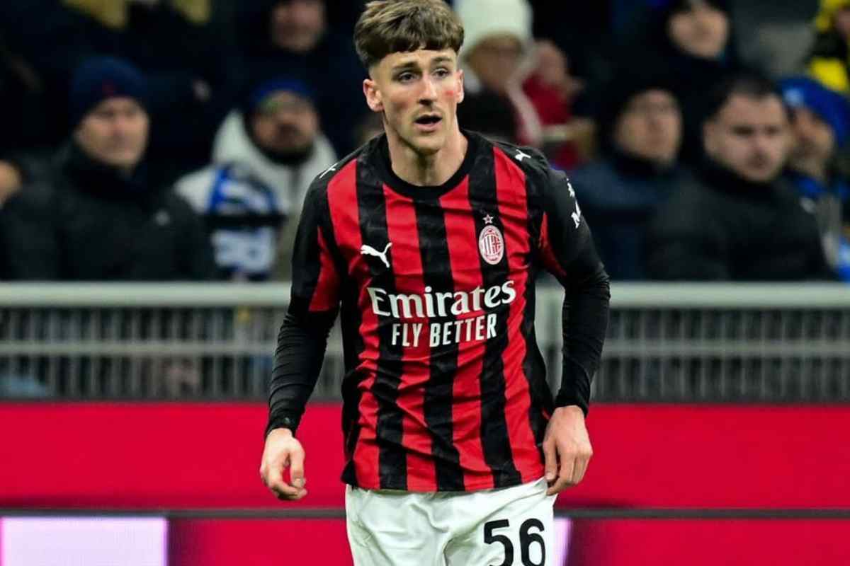 Alexis Saelemaekers in campo con il Milan