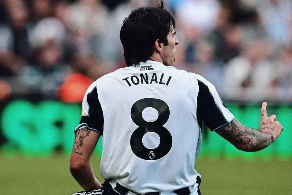 Sandro Tonali di spalle 