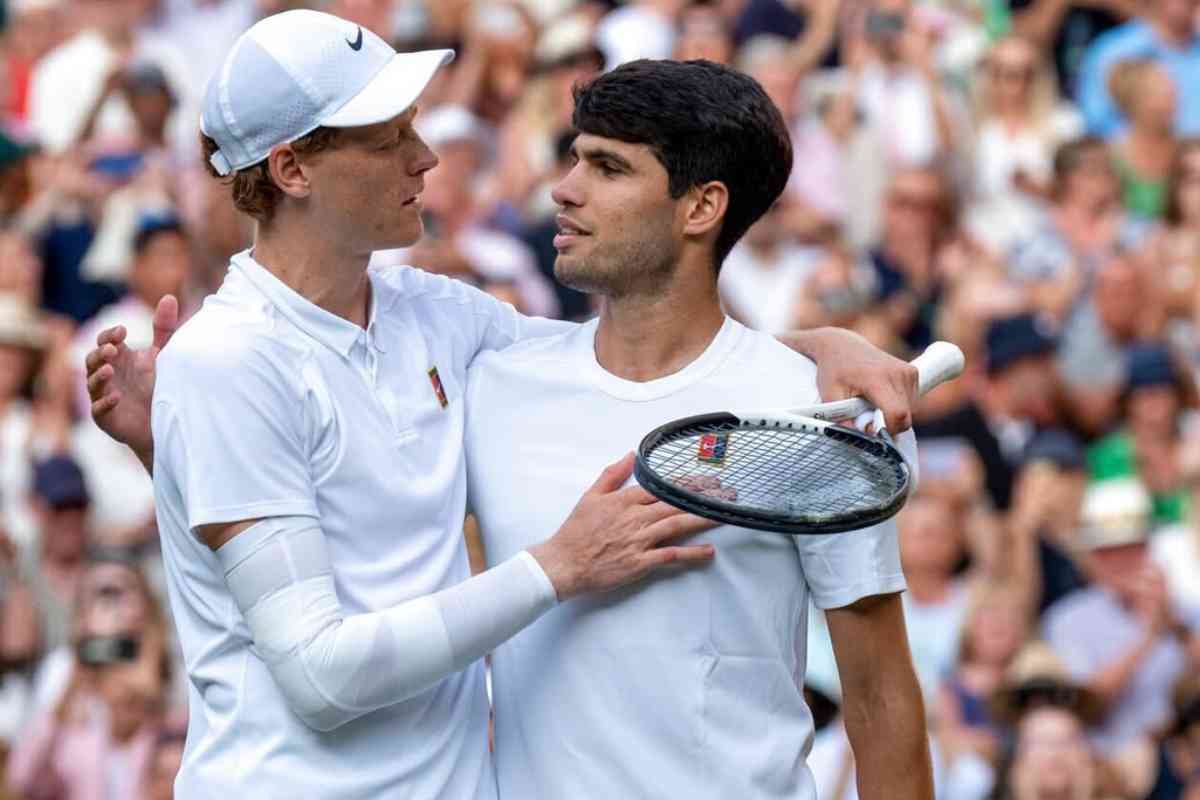 Jannik Sinner e Carlos Alcaraz si abbracciano a fine partita