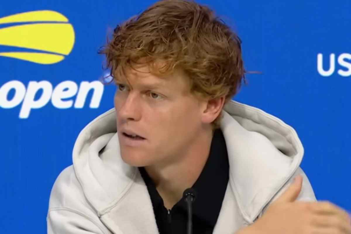 Jannik Sinner con lo sguardo sorpreso
