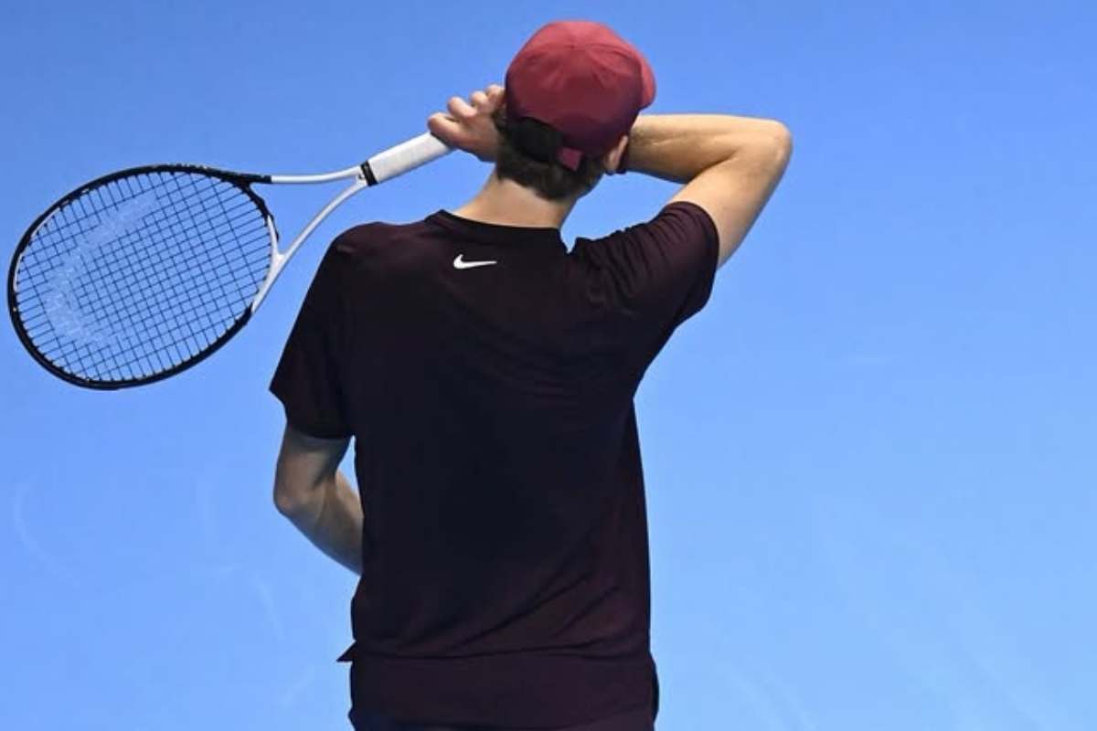 Jannik Sinner di spalle con la racchetta 