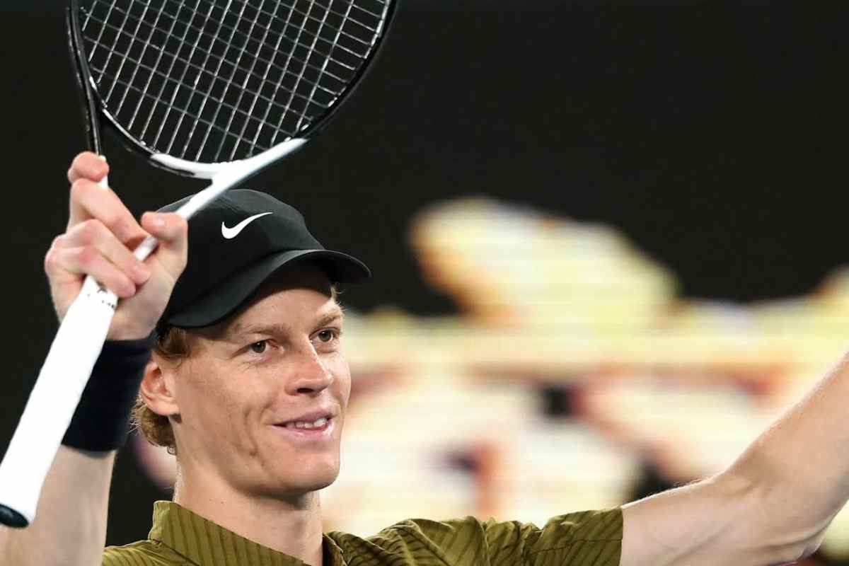 Jannik Sinner saluta e sorride dopo il match 