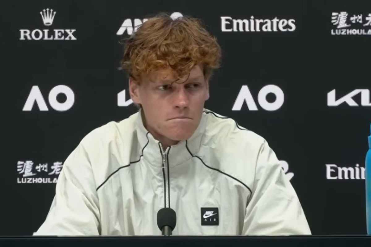 Jannik Sinner durante la conferenza stampa