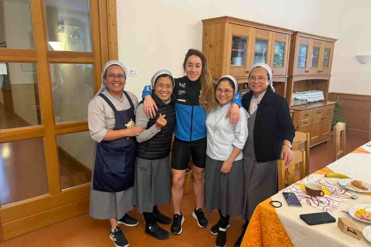 Sofia Goggia insieme alle suore Orsoline 