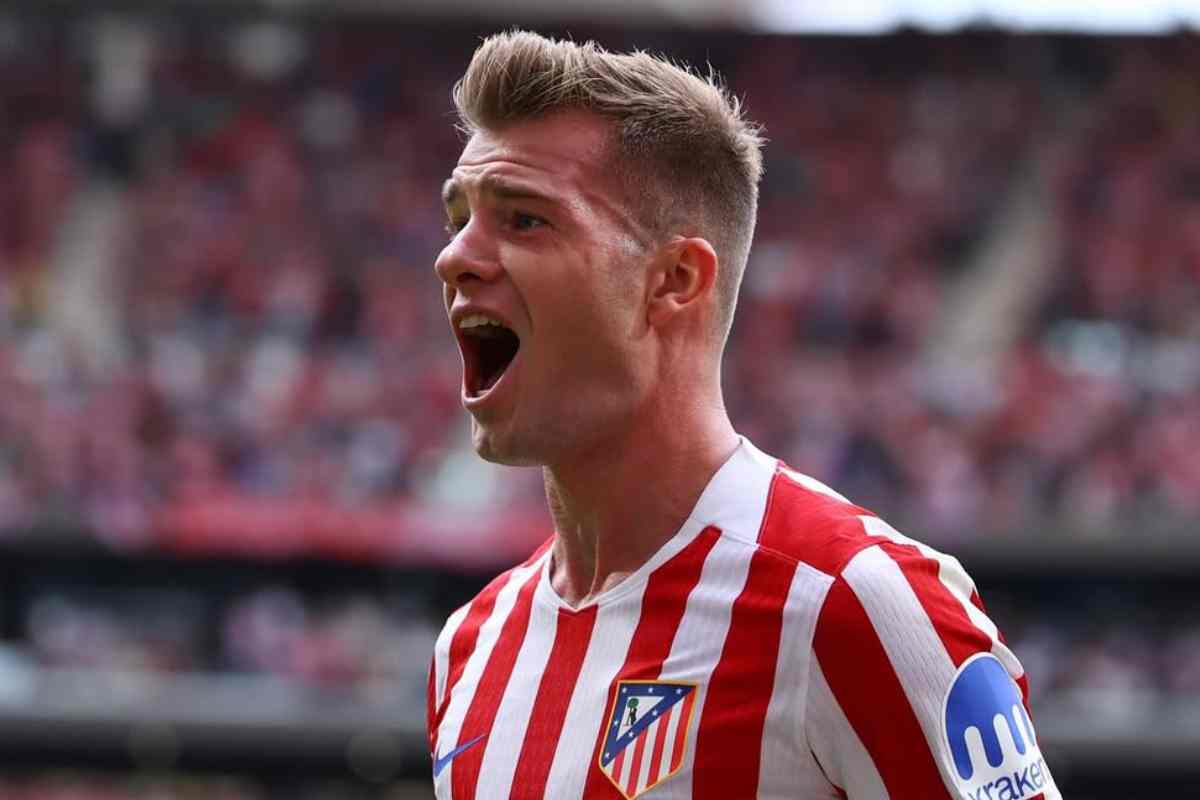 Alexander Sorloth esulta dopo un gol con l'Atletico Madrid