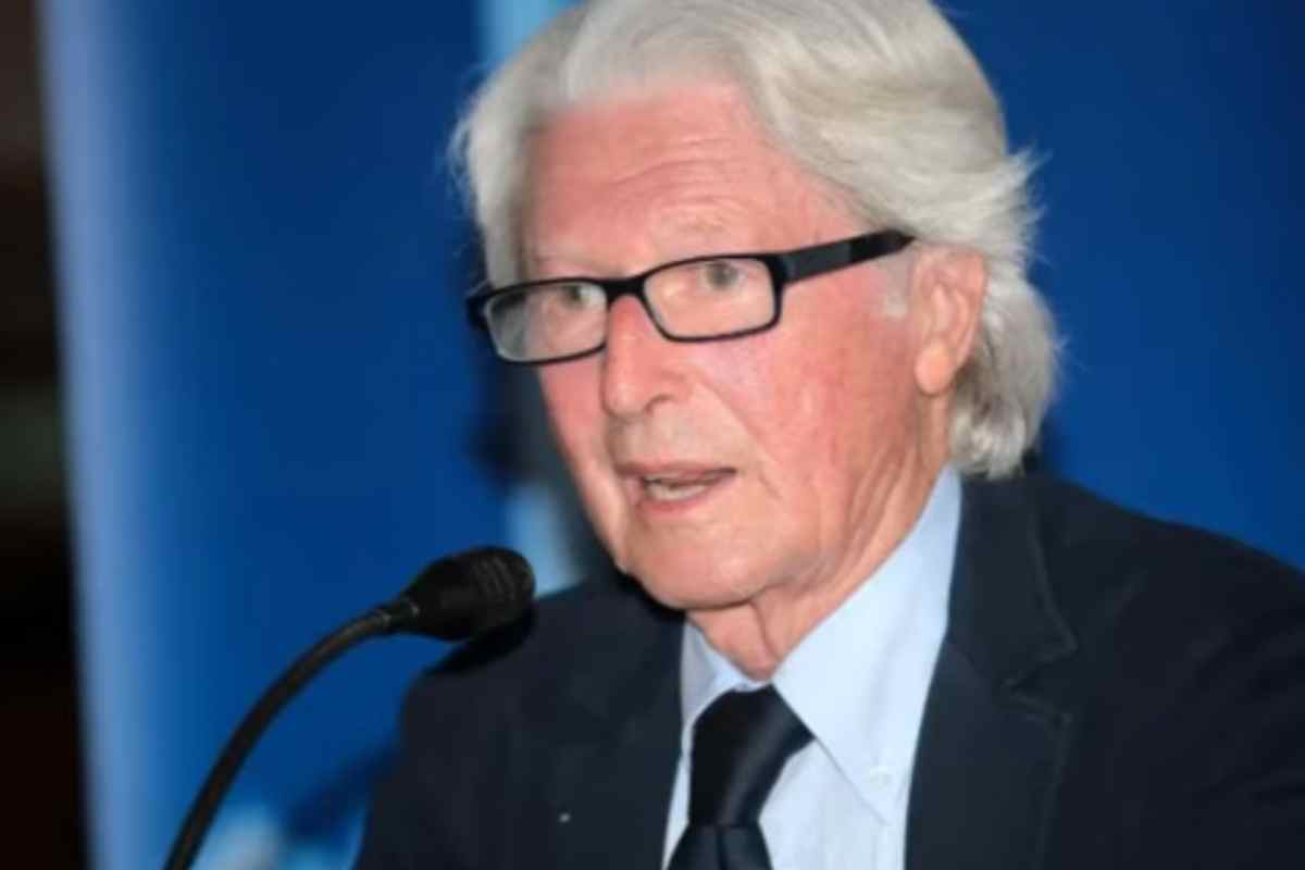 Gianpaolo Tosel parla al microfono 