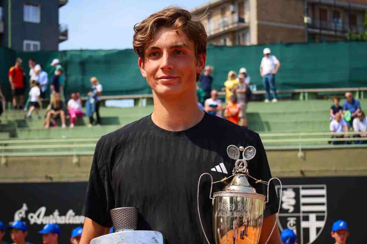 Jacopo Vasamì sorride con un trofeo in mano