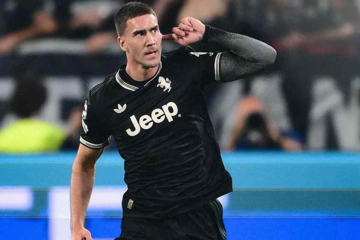 Dusan Vlahovic si porta il dito all'orecchio dopo un gol