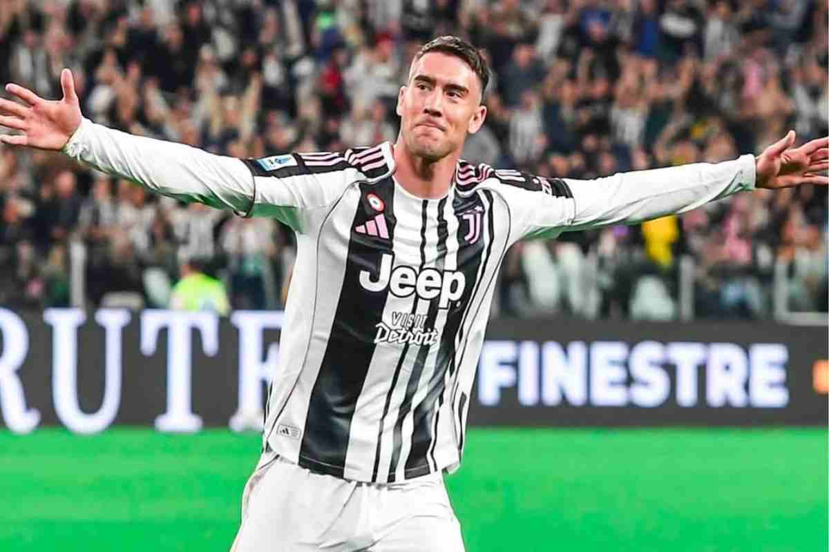 Dusan Vlahovic esulta dopo un gol con la Juventus